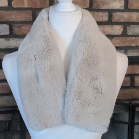 Rabbit scarf cream color with pull thru closure - Picture 3 of 3